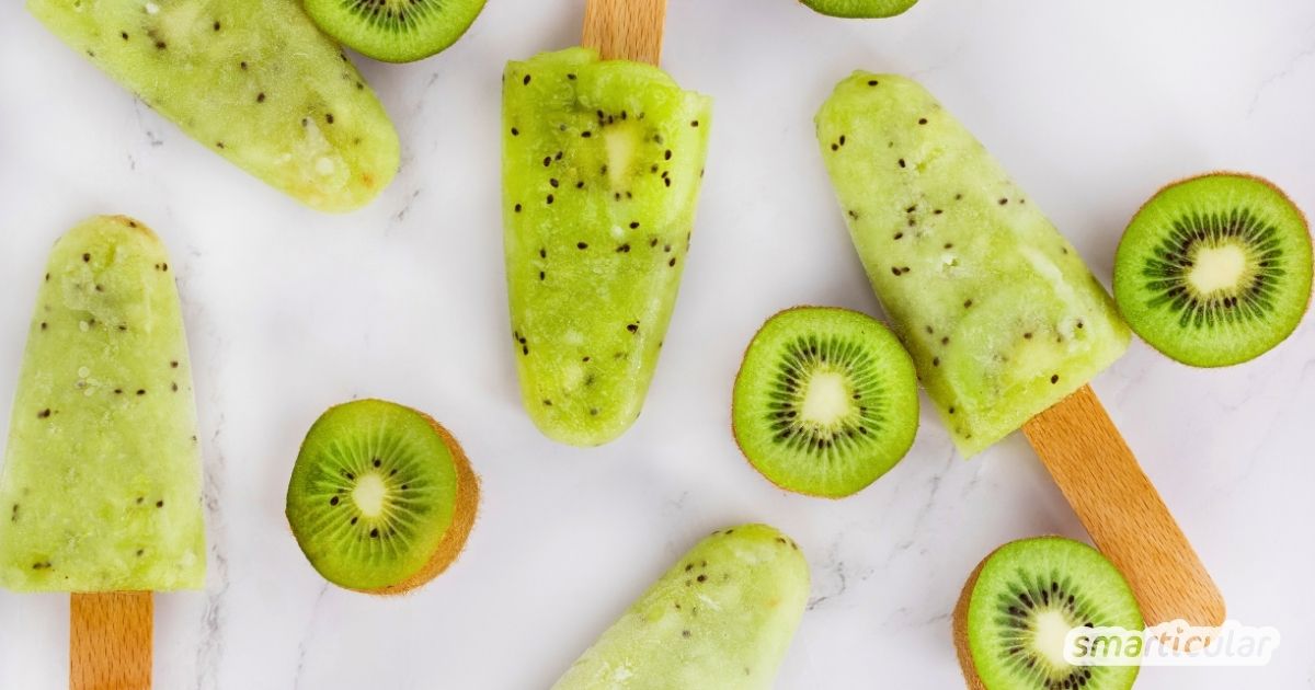 Kiwieis am Stiel selber machen ist ganz einfach. Mit diesem veganen Rezept und praktischen Upcycling-Hacks gelingt die fruchtige Erfrischung auch ganz ohne spezielle Eisförmchen.