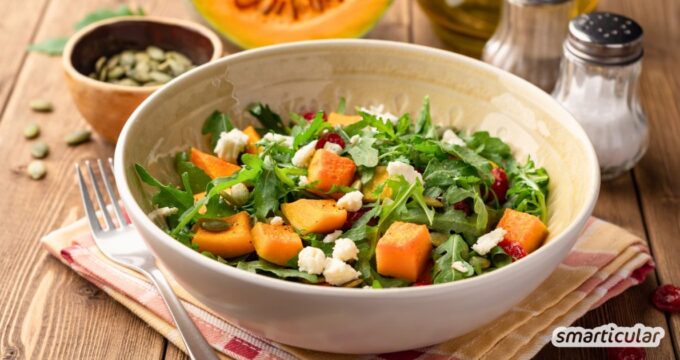 Aromatischer Kürbissalat mit würzigem Rucola und feinem Feta. Ein vitalstoffreiches Rezept für die Herbstküche - lecker und wandelbar!