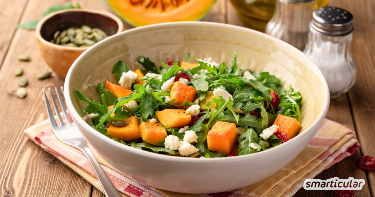 Aromatischer Kürbissalat mit würzigem Rucola und feinem Feta. Ein vitalstoffreiches Rezept für die Herbstküche - lecker und wandelbar!