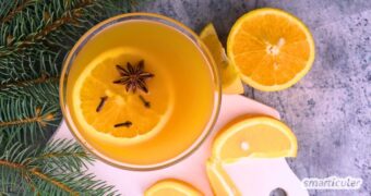 Fruchtiger weißer Glühwein mit Orangensaft lässt sich ganz einfach selber machen. Weniger Zucker, beste Gewürze und einfach nur lecker!